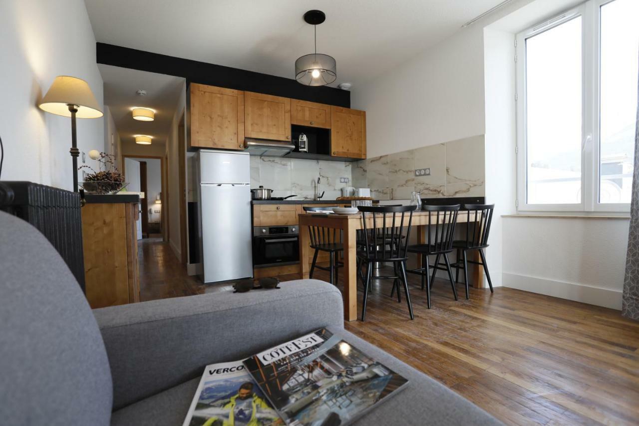 Apartment with Mountain View,954891880:JPEG